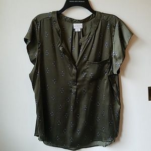 Liz Claiborne Tops - Silky Blouse Liz Claiborne Liz Claiborne Tops - Silky Blouse Liz Claiborne